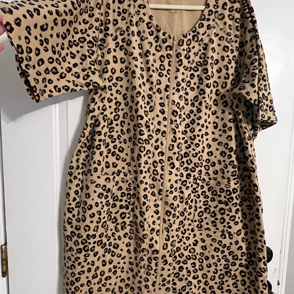 SOLD 22/24 Dreams Co tan leopard print house dress /robe POCKETs
